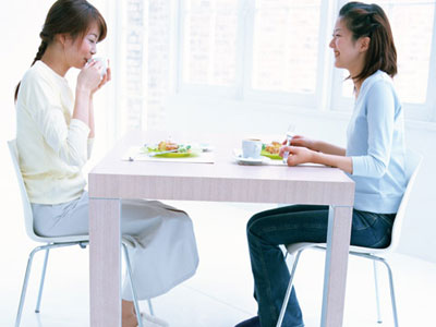 中高年のお茶飲み友達を探す時のポイント!出会い系の選び方は?